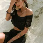 MAYA Crochet Off Shoulder Χειροποίητο Πλεκτό Τοπ Με Χαμόγελο - Μαύρο - Image 2
