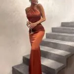 SHE'S A MASTERPIECE Maxi Σατέν Φόρεμα Με Ανοιχτή Πλάτη - Δένει Στο Λαιμό- Πορτοκαλί - Image 2