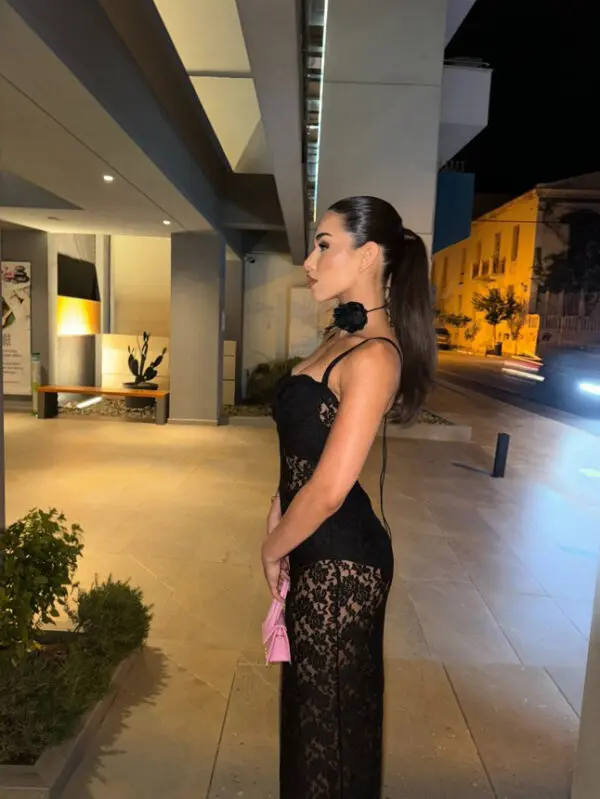 Maxi Φόρεμα Με Τιράντες, Άνοιγμα Στην Πλάτη Και Λεπτομέρειες Δαντέλας- Μαύρο - Image 3