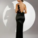 Maxi Σατέν Φόρεμα Με Ανοιχτή Πλάτη Διακοσμημένη Με Λουλούδια-Μαύρο - Image 3