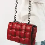 Τσάντα Δερματίνη Με Πλεκτό Σχέδιο Και Αλυσίδα