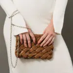 Δερματίνη Τσάντα Clutch Με Πλεκτό Σχέδιο -Καφέ - Image 2