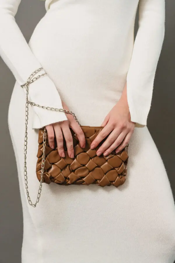 Δερματίνη Τσάντα Clutch Με Πλεκτό Σχέδιο -Καφέ - Image 2