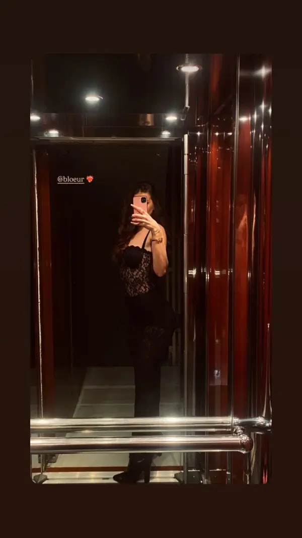 Maxi Φόρεμα Με Τιράντες, Άνοιγμα Στην Πλάτη Και Λεπτομέρειες Δαντέλας- Μαύρο - Image 7