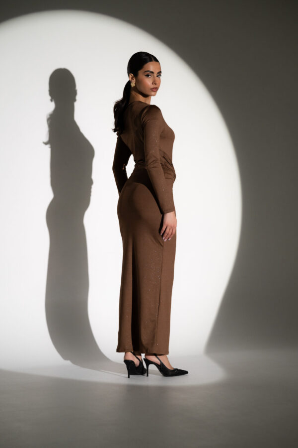 Maxi Long Sleeve Dress With Dropped Shoulder And Knot Detail Decorated With Glitter- Brown - Image 5