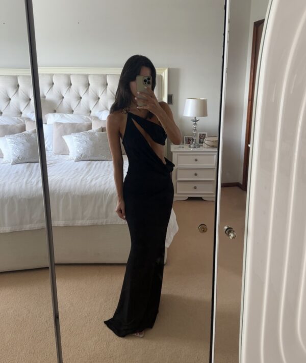 Maxi Lurex Φόρεμα Με Άνοιγμα Στο Μπούστο Και Λεπτή Τιράντα Στον Έναν Ώμο- Μαύρο