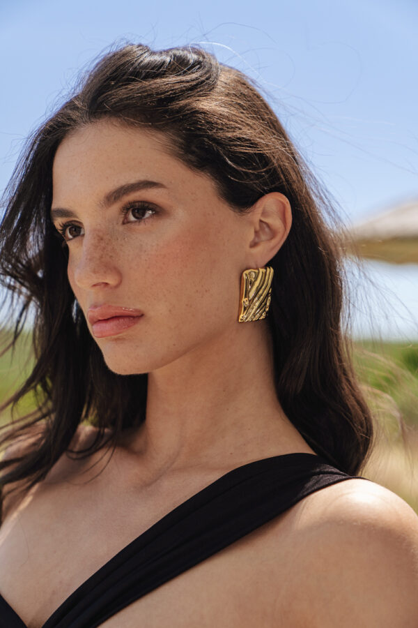 Elegant Steel Earrings With Wavy Embossed Design - Image 2