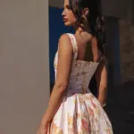 Mini Λουλουδάτο Φόρεμα Με Φαρδιές Τιράντες Σε Κλος Γραμμή Με Εσωτερικό Ύφασμα Τούλι - Image 4