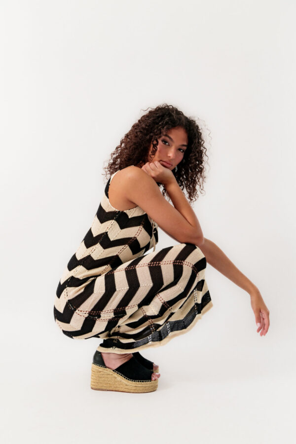 Sleeveless Perforated Two-tone Dress With Laces At The Chest - Image 4