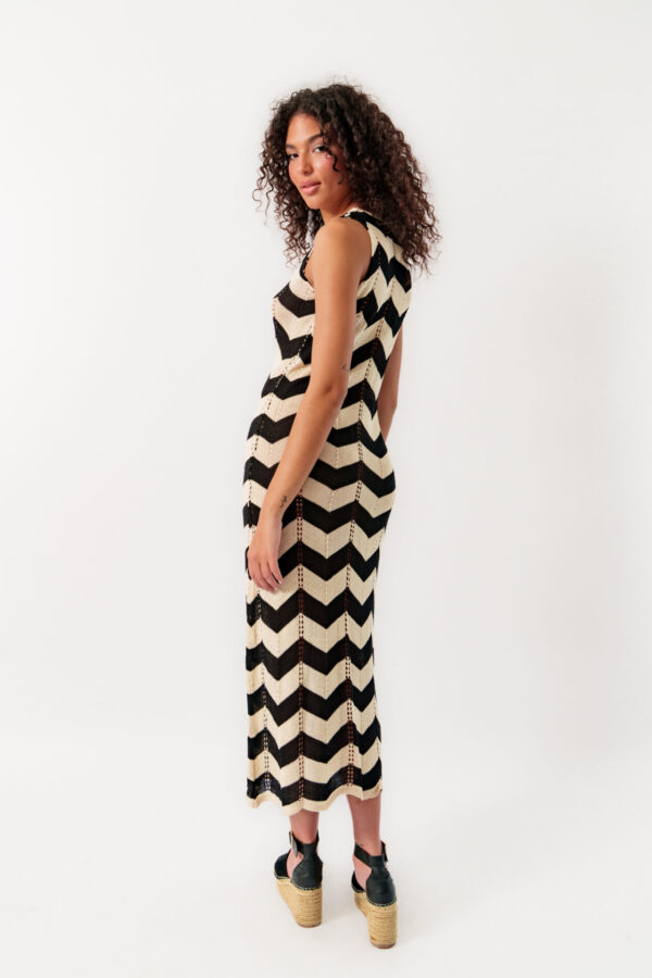 Sleeveless Perforated Two-tone Dress With Laces At The Chest - Image 5