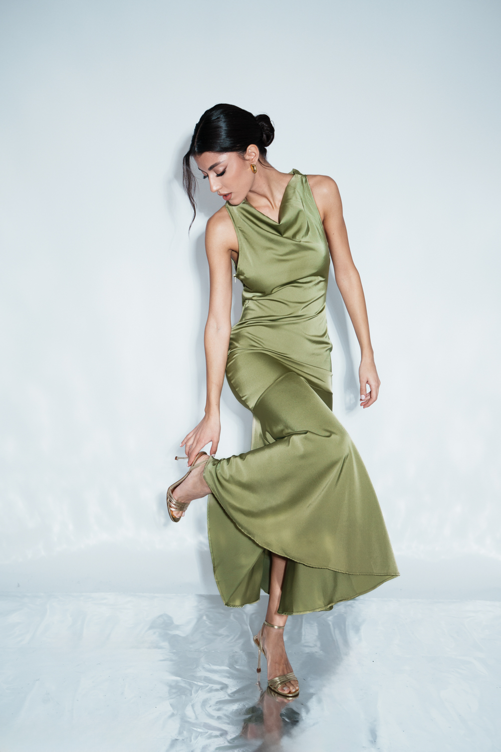 Maxi Αμάνικο Φόρεμα Με Βολάν Στις Άκρες Και Λεπτομέρεια – Ιμάντες / Φιόγκος Στην Πλάτη - Λαδί