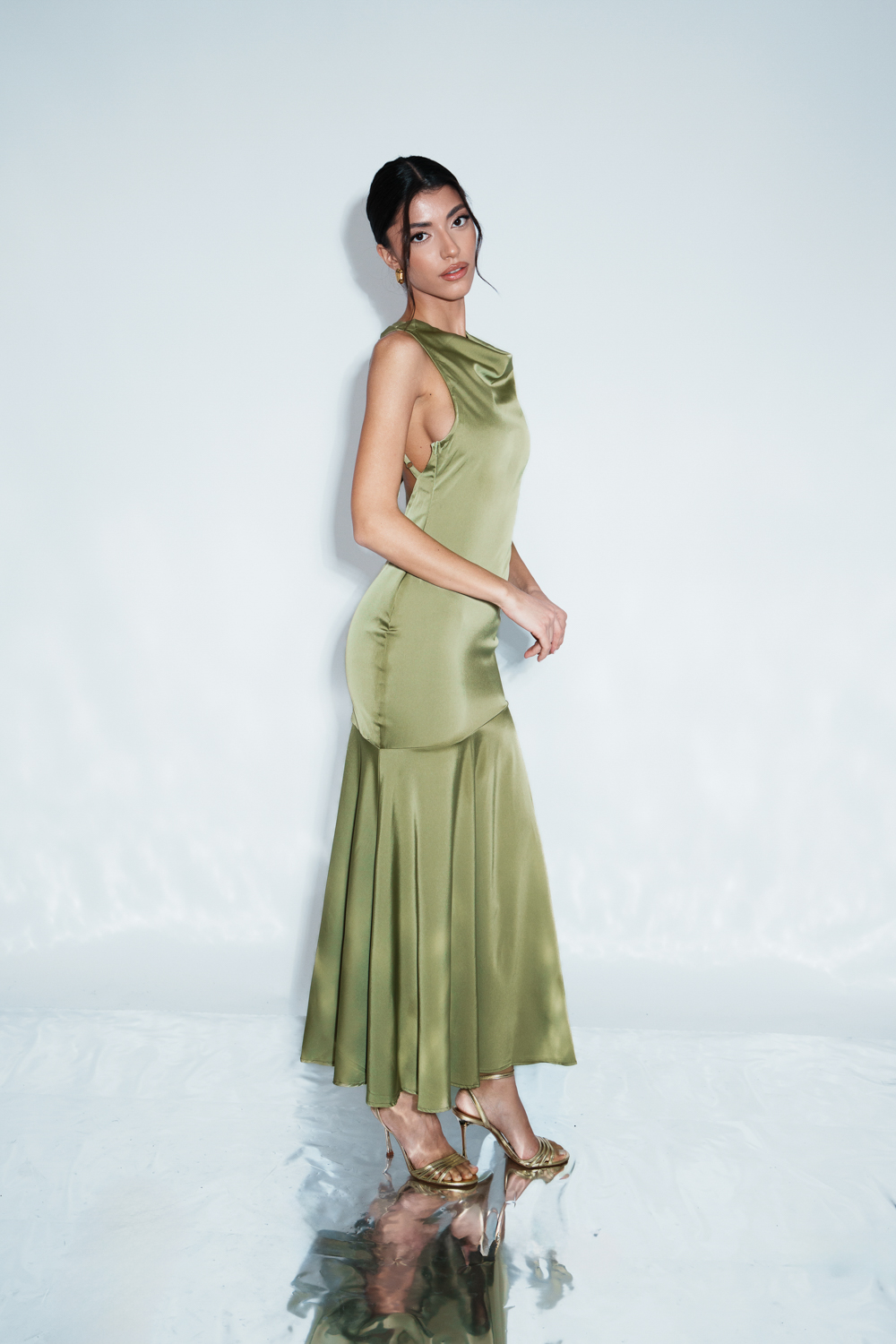 Maxi Αμάνικο Φόρεμα Με Βολάν Στις Άκρες Και Λεπτομέρεια – Ιμάντες / Φιόγκος Στην Πλάτη - Λαδί - Image 2