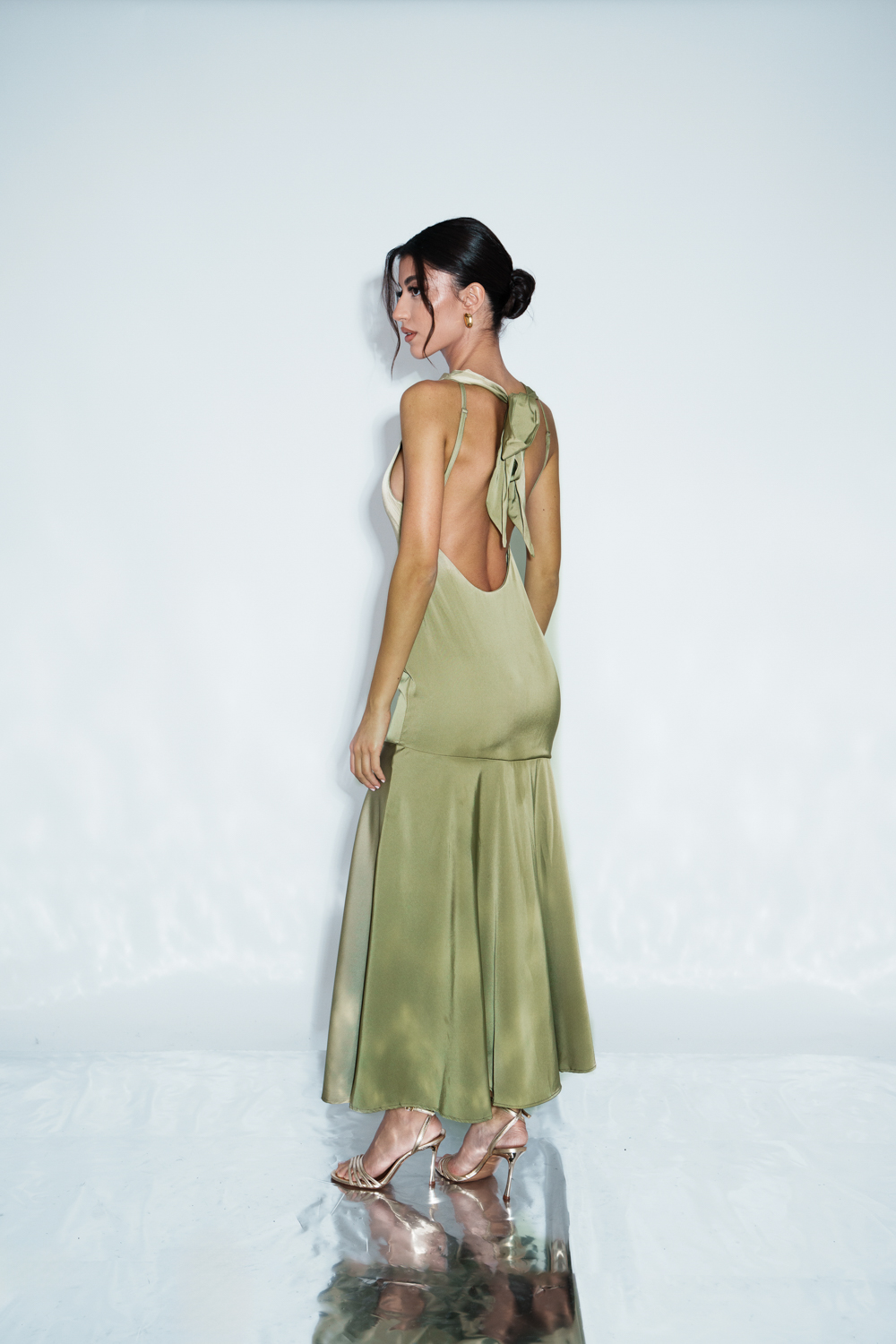 Maxi Αμάνικο Φόρεμα Με Βολάν Στις Άκρες Και Λεπτομέρεια – Ιμάντες / Φιόγκος Στην Πλάτη - Λαδί - Image 3